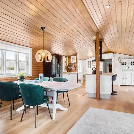 Stunning In With Kitchen Feriehus